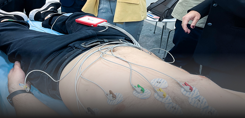 Cardiologista realizando exame com equipamento de ECG sem fios Wincardio Air da Micromed