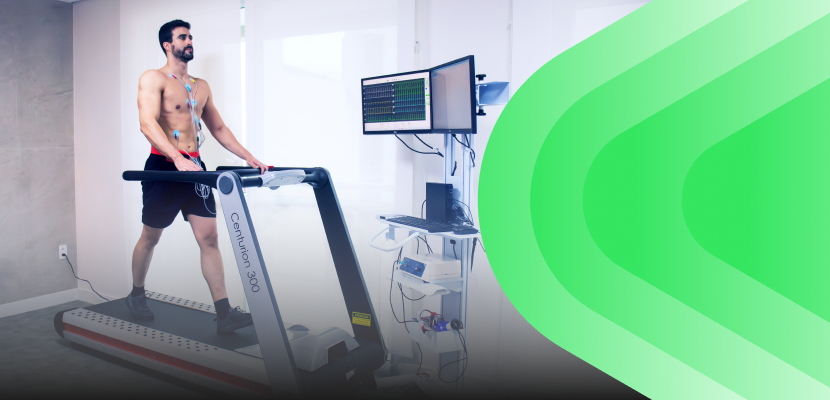 Atleta realizando teste de esforço em esteira com monitoramento cardíaco em clínica especializada