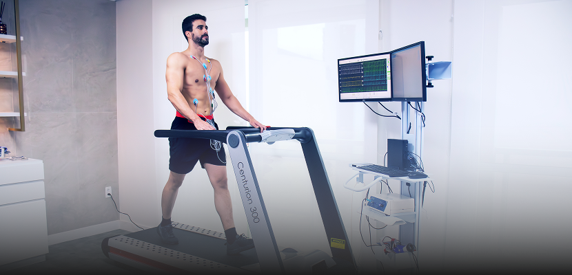 Atleta realizando teste de esforço em esteira com monitoramento cardíaco em clínica especializada